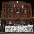 Il corteo contro l'ampliamento della discarica