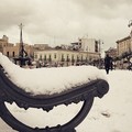 La piazza di Giovinazzo imbiancata
