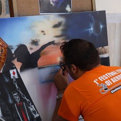 Al lavoro con l'aerografo