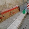Un lungo cartone ed un contenitore in plastica