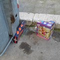 Da oggi giocattoli nuovi. I vecchi si gettano all'angolo di strada