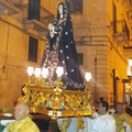 La statua dell'Addolorata transita in piazza Umberto I