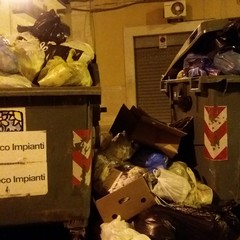 Isola ecologica invasa dai rifiuti in via Gioia