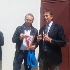 Paparesta dona un gagliardetto al Sindaco Depalma