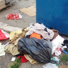Gli indumenti abbandonati in via Toselli