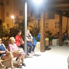 La gente del quartiere durante il discorso del sindaco