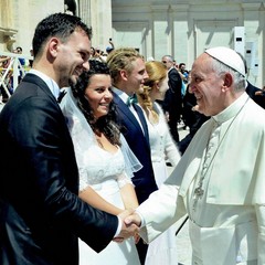 Il grande sorriso del Papa "coccola" gli sposi