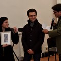 Annamaria Fiore mostra il premio per le modelle