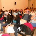 Occhi al buio per ascoltare meglio