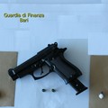 La pistola e gli stupefacenti sequestrati