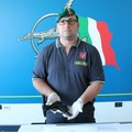La pistola e gli stupefacenti sequestrati