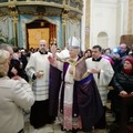 Mons. Cornacchia tra i fedeli