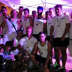 L'equipaggio maschile festeggia il successo di tappa
