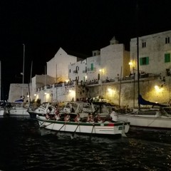 Le ragazze in acqua a sera
