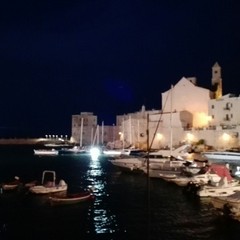 L'incanto di Cala Porto illuminata