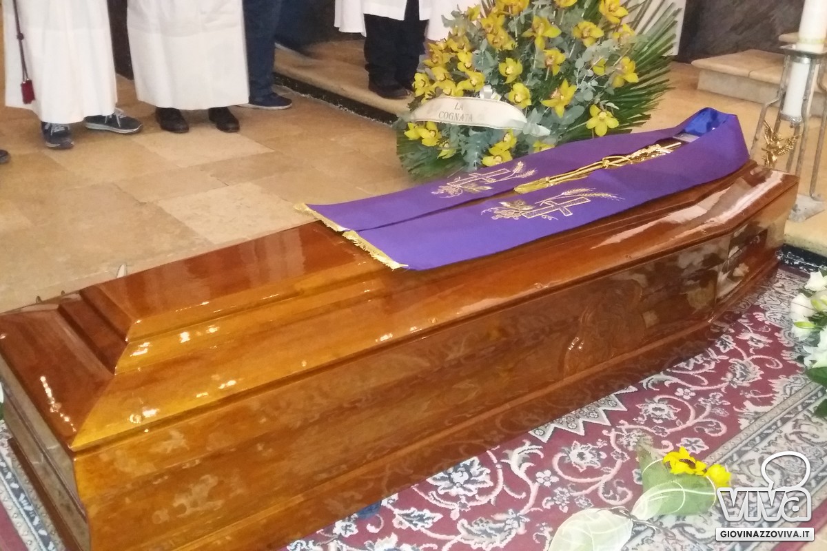 Il feretro ai piedi dell'altare