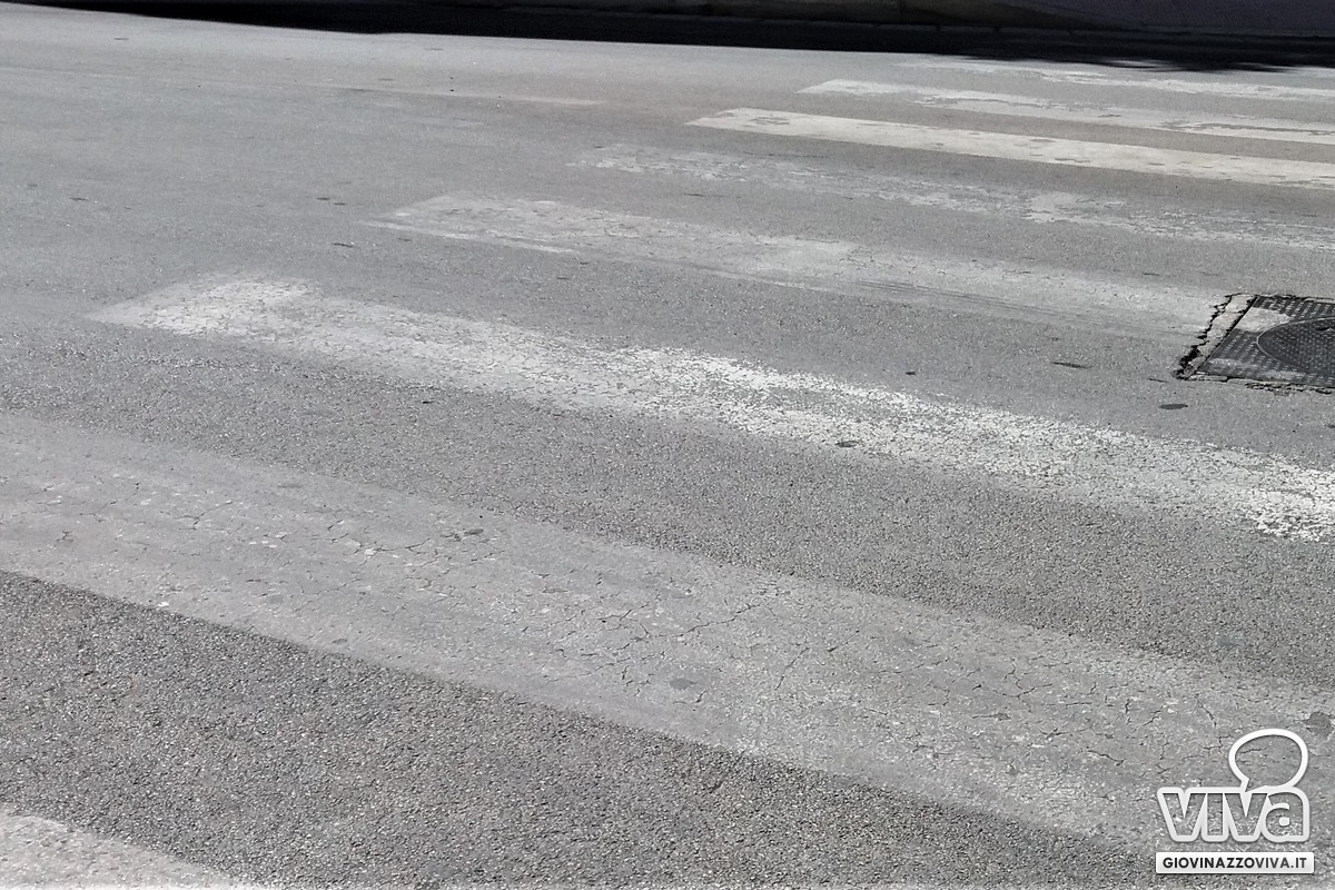 Strisce pedonali sbiadite su via Bari