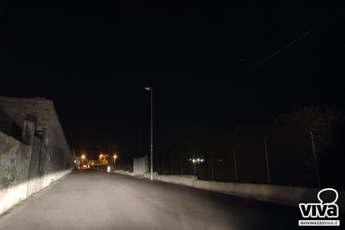 Strada che costeggia il cimitero al buio