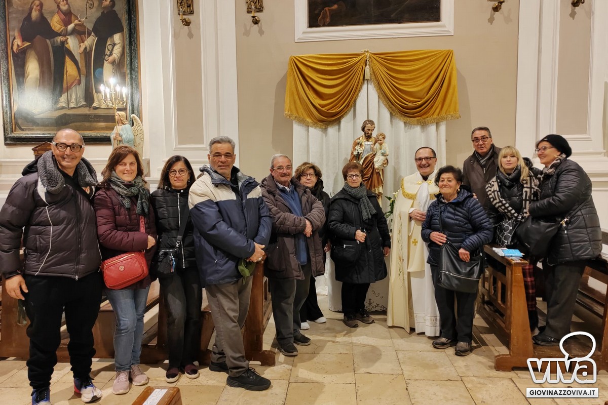 Confratelli davanti all'altarino