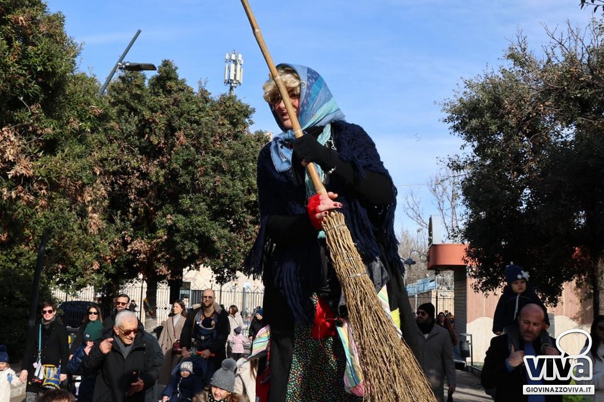 Befana sui trampoli