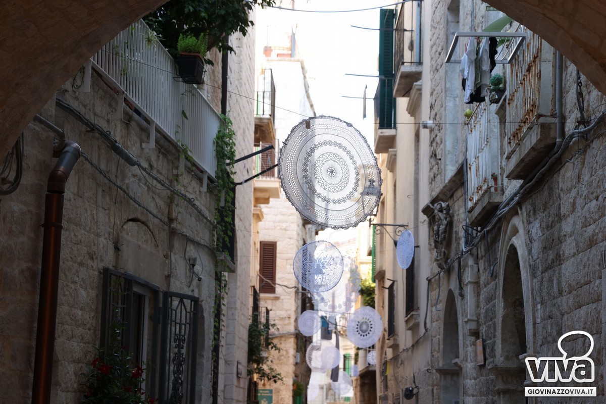 Rosoni ad uncinetto su via Cattedrale