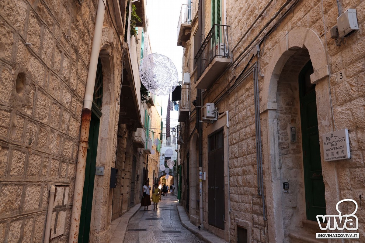 Rosoni ad uncinetto su via Cattedrale