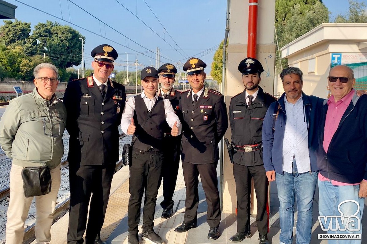 Alcuni soci ANMI al passaggio dalla stazione di Giovinazzo del Treno storico del Milite ignoto