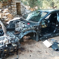 I ladri cannibalizzano due auto nelle campagne. Disturbati, scappano