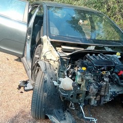 I ladri cannibalizzano due auto nelle campagne. Disturbati, scappano