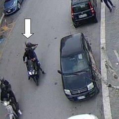 La scena ripres dalle telecamere di videosorveglianza di piazza Roma