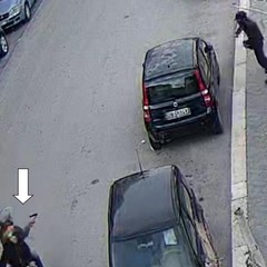 La scena ripres dalle telecamere di videosorveglianza di piazza Roma