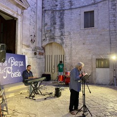 Una Notte Bianca della Poesia ricca della bellezza di versi e note