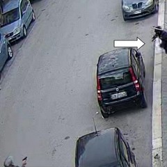 La scena ripres dalle telecamere di videosorveglianza di piazza Roma
