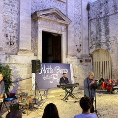 Una Notte Bianca della Poesia ricca della bellezza di versi e note