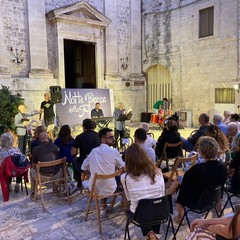 Una Notte Bianca della Poesia ricca della bellezza di versi e note