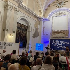 Una Notte Bianca della Poesia ricca della bellezza di versi e note