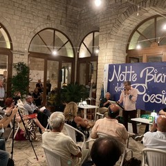 Una Notte Bianca della Poesia ricca della bellezza di versi e note