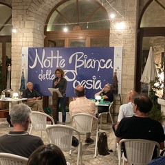 Una Notte Bianca della Poesia ricca della bellezza di versi e note