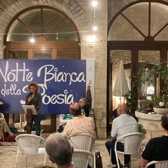 Una Notte Bianca della Poesia ricca della bellezza di versi e note