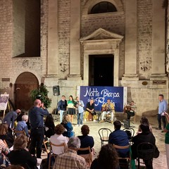 Una Notte Bianca della Poesia ricca della bellezza di versi e note