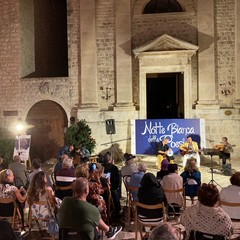Una Notte Bianca della Poesia ricca della bellezza di versi e note