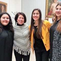 La prof.ssa Petta con le allieve