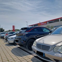 Parcheggio selvaggio mercato settimanale