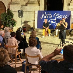 Una Notte Bianca della Poesia ricca della bellezza di versi e note