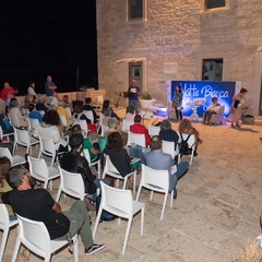 Una Notte Bianca della Poesia ricca della bellezza di versi e note