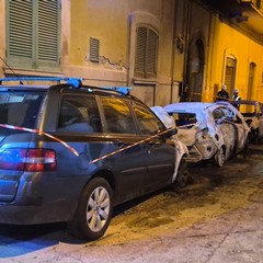 Fiamme nella notte: distrutte due auto, danneggiata una terza
