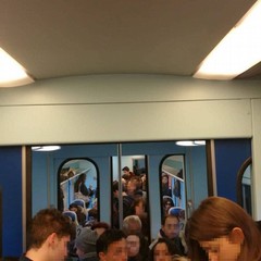 Treni strapieni e pericolosi simili a carri bestiame