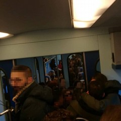 Treni strapieni e pericolosi simili a carri bestiame