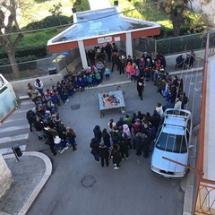 I bimbi della Papa Giovanni XXIII in cerchio