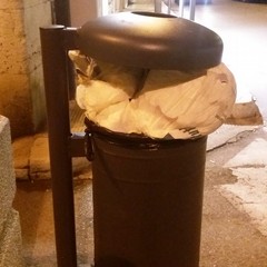 Cestino portarifiuti con indifferenziato abbandonato